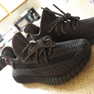 Yeezy boost 350 v2 triple black